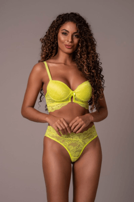 Conjunto em renda sutia com argola dourada e calcinha renda.