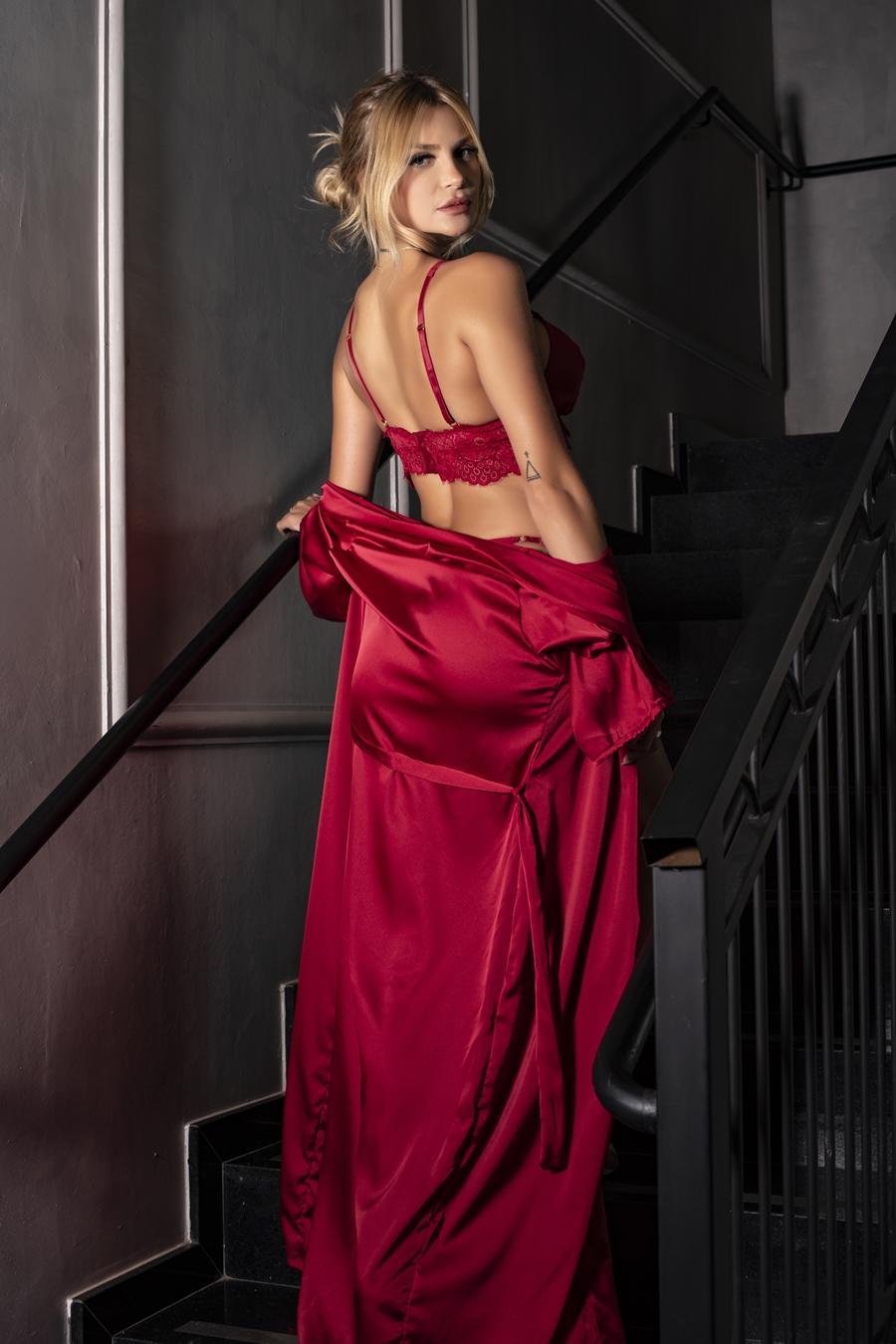 ROBE LONGO EM CETIM SOFITICADO
