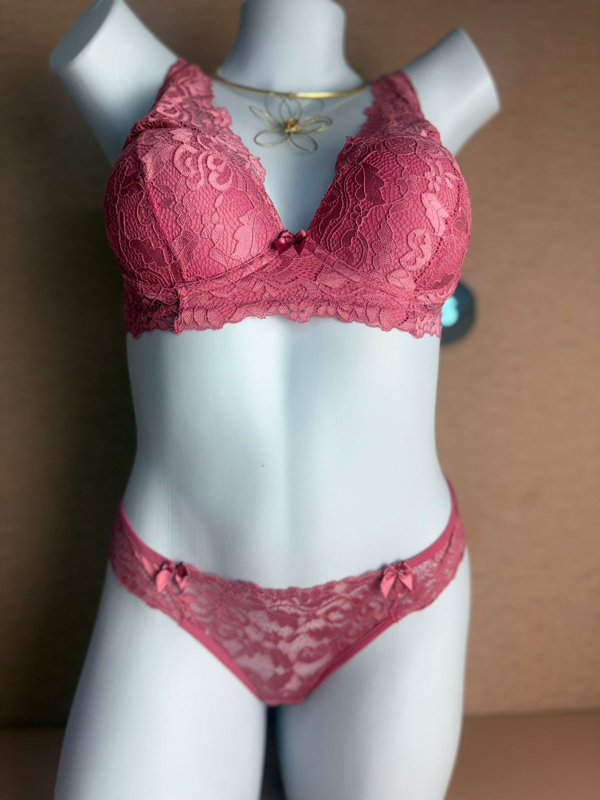 Conjunto Lingerie Feminino Renda Trabalhada com Bojo e Calcinha Fio